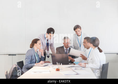 Wissenschaftler und Geschäftsleute sprechen im Konferenzraum Stockfoto