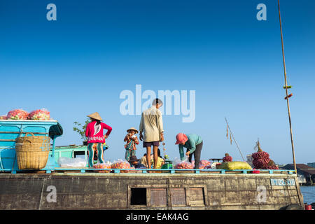 Menschen mit Produkten im Boot "Cai Rang" schwimmenden Markt Mekong-Delta "Ha Giang Provinz" Vietnam Stockfoto