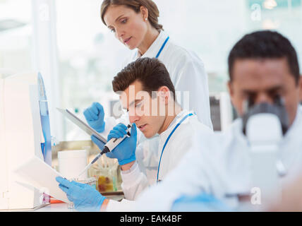 Wissenschaftler Pipettieren Probe im Labor Stockfoto