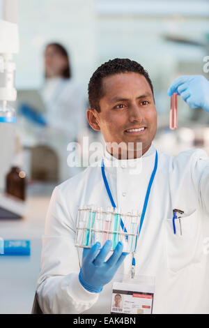 Wissenschaftler untersuchen Probe im Reagenzglas im Labor Stockfoto