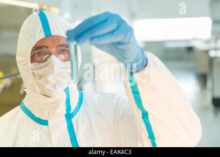 Wissenschaftler in sauberen Anzug Probe im Reagenzglas im Labor untersuchen Stockfoto