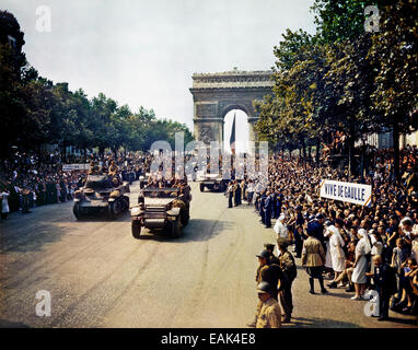 Befreiung von PARIS 26. August 1944. Kostenlose französische Panzer mit Halbkettenfahrzeuge der Leclerc 2. Panzerdivision auf der Champs Elysee Stockfoto