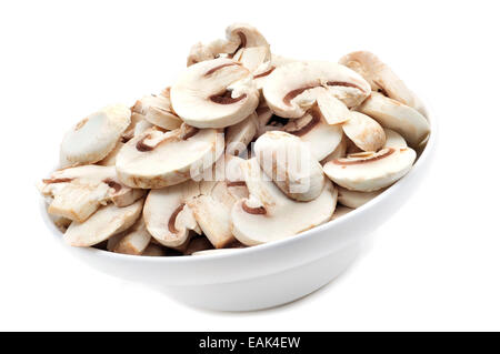 eine Schüssel mit in Scheiben geschnittenen rohen Champignons auf weißem Hintergrund Stockfoto