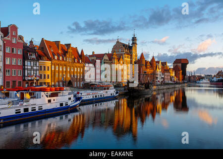 Alte Stadtgebäude und Boot auf dem Fluss Mottlau, Danzig, Polen Stockfoto