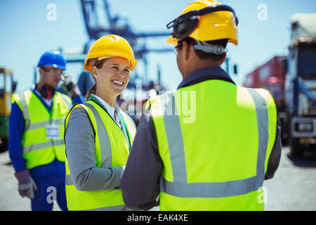 Business-Leute tragen Schutzkleidung zu sprechen Stockfoto