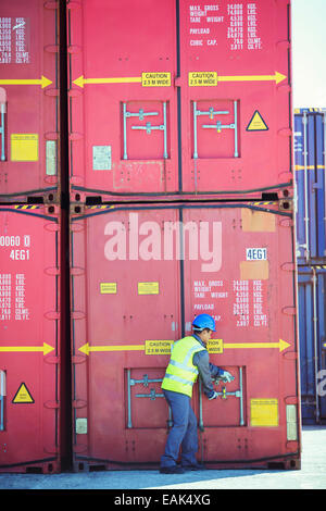 Arbeiter, die Cargo-Container öffnen Stockfoto