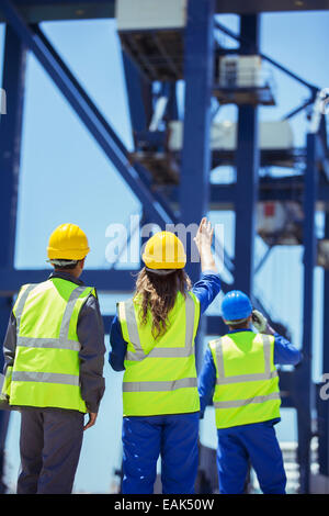 Arbeitnehmer und Unternehmer Prüfung Ladung Kran Stockfoto