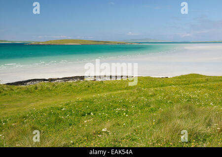 Lingeigh Insel betrachtet von Hornais White Shell Sand Beach bei Traigh Lingeigh mit Lingeigh Island, North Uist aus. Stockfoto