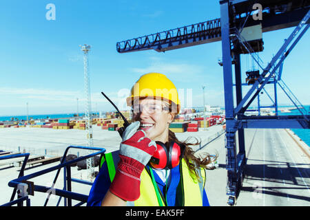 Arbeiter mit Walkie-talkie auf Ladung Kran im waterfront Stockfoto