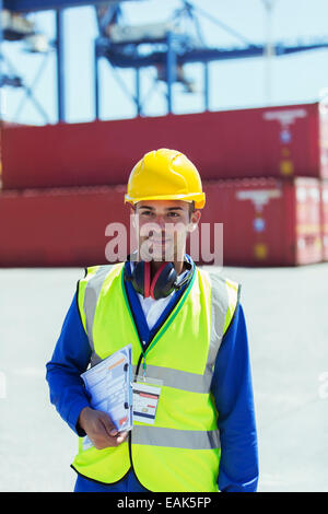 Arbeiter mit Zwischenablage in der Nähe von Containern Stockfoto