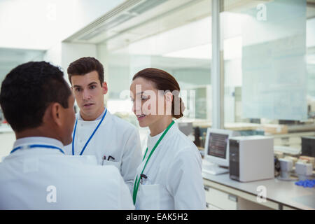 Wissenschaftler sprechen im Labor Stockfoto