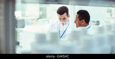 Wissenschaftler sprechen im Labor Stockfoto