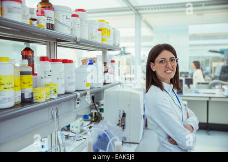 Wissenschaftler im Labor lächelnd Stockfoto