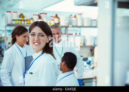 Wissenschaftler im Labor lächelnd Stockfoto