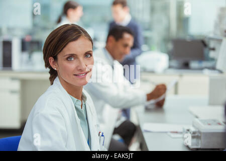 Wissenschaftler im Labor lächelnd Stockfoto