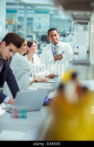 Wissenschaftler sprechen im Labor Stockfoto