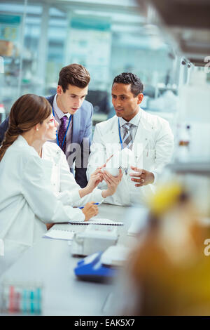 Wissenschaftler und Unternehmer sprechen im Labor Stockfoto