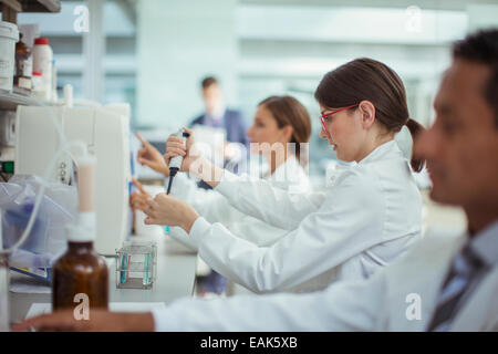 Wissenschaftler Pipettieren Probe im Labor Stockfoto