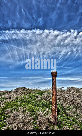 Eine Farbe Landschaft, Foto im Hochformat mit einem Kamin und dramatische Wolken. das Foto in Farbe gedreht wurde Stockfoto