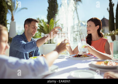 Familie Erziehung Toast am Tisch im freien Stockfoto