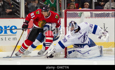 11. November 2014: Chicago, Illinois, USA - ist Blackhawk #81 Marian Hossa Poke überprüft durch Blitzschlag Torhüter #30 Ben Bischof während der National Hockey League-Spiel zwischen den Chicago Blackhawks und die Tampa Bay Lightning im United Center in Chicago, IL. Stockfoto