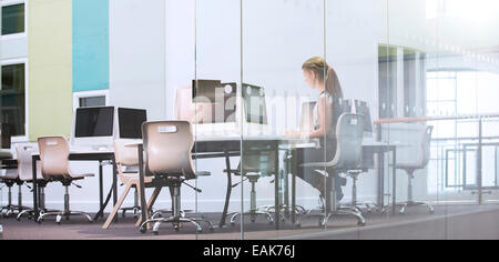 Teenager-Mädchen mit Computer im Computerraum Stockfoto