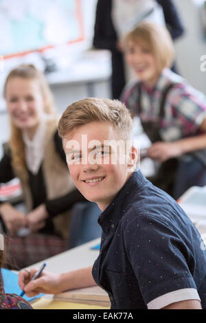 Porträt der lächelnde Teenager-Studentin im Klassenzimmer Stockfoto
