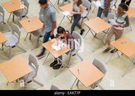 Erhöhten Blick auf Schüler schreiben ihre GCSE Prüfung im Klassenzimmer Stockfoto