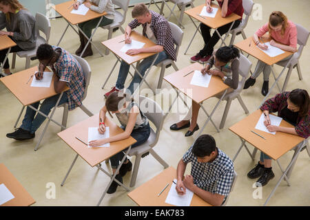 Erhöhten Blick auf Schüler schreiben ihre GCSE Prüfung Stockfoto