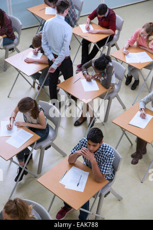 Erhöhten Blick auf Schüler schreiben ihre GCSE Prüfung Stockfoto