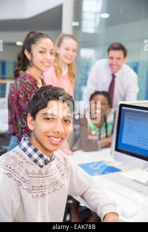 Lehrer und Schüler posieren, während IT-Lektion Stockfoto