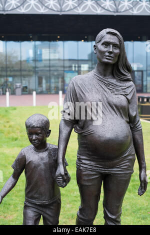 Detail einer der Mütter und ihres Sohnes Gillian Wearings 'A Real Birmingham Familie' außerhalb der Library of Birmingham UK Stockfoto