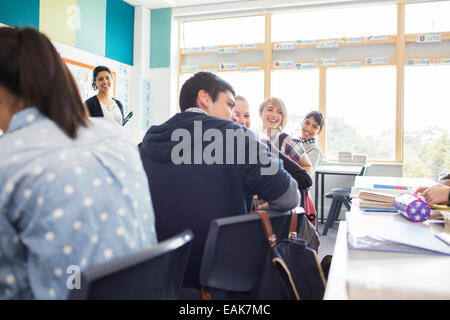 Jugendlichen Studenten lernen im Klassenzimmer Stockfoto