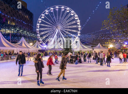 Eisläufer auf dem Weihnachtsmarkt Outdoor-Eisbahn im Centenary Square Birmingham West Midlands England UK GB EU Europa Stockfoto