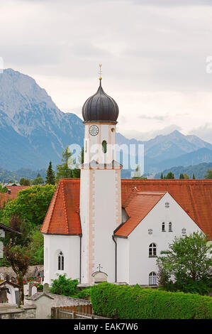 Pfarrkirche St. Jakob vor dem Karwendelgebirge, Wallgau, Garmisch-Partenkirchen District, Oberbayern, Bayern Stockfoto