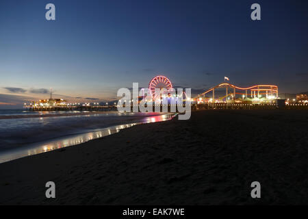 Santa Monica Beach und Pier in der Nacht. Stockfoto