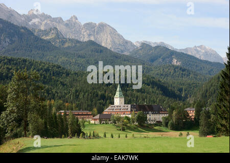 Schloss Elmau Luxury Spa vor dem Wettersteingebirge, Klais, Werdenfelser Land, Upper Bavaria, Bavaria, Germany Stockfoto