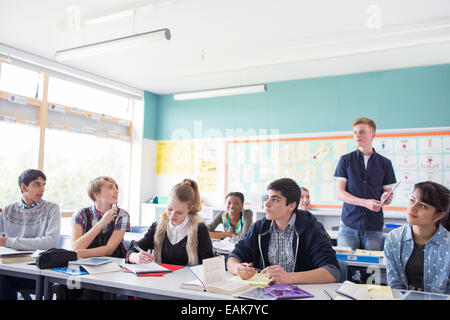 Schüler im Klassenzimmer während der Lektion Stockfoto