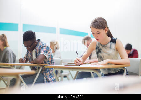 Studenten schreiben ihre GCSE Prüfung im Klassenzimmer Stockfoto