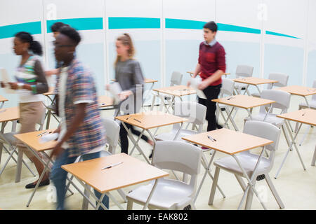 Studenten aus Klassenzimmer nach Lektion Stockfoto