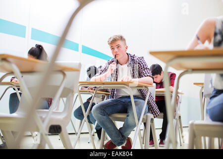 Studenten schreiben ihre GCSE Prüfung im Klassenzimmer Stockfoto