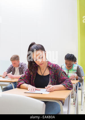 Studenten schreiben ihre GCSE Prüfung im Klassenzimmer Stockfoto