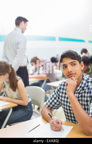 Studenten schreiben ihre GCSE Prüfung im Klassenzimmer Stockfoto