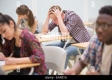 Studenten schreiben ihre GCSE Prüfung im Klassenzimmer Stockfoto