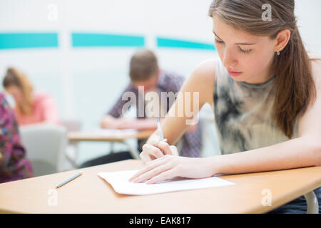 Studenten schreiben ihre GCSE Prüfung im Klassenzimmer Stockfoto