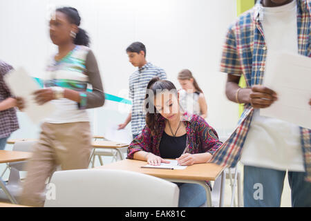 Studenten schreiben ihre GCSE Prüfung im Klassenzimmer Stockfoto