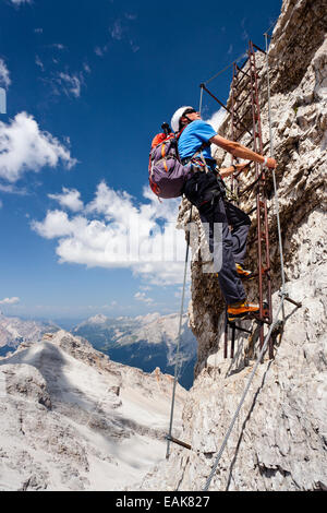 Bergsteiger aufsteigend die Via Ferrata Ivano Dibona Klettersteig auf den Monte Cristallo, Provinz Belluno, Italien Stockfoto