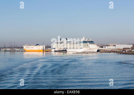 Cruise Liner "Celebrity Eclipse" und "Grimaldi Lines" Schiff vertäut am Southampton Docks auf dem Solent, Hampshire, UK Stockfoto