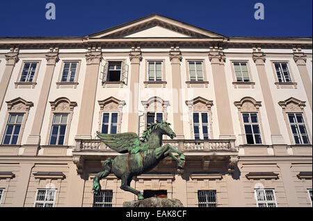 Fassade des Schloss Mirabell Palace, mit einer Bronze Pegasus auf Pegasus Brunnen vor, Bildhauer Kaspar Gras, 1661, Salzburg Stockfoto