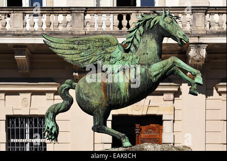 Bronze Pegasus auf Pegasus-Brunnen, Bildhauer Kaspar Gras, 1661 vor Schloss Schloss Mirabell, Salzburg, Salzburger Land Stockfoto